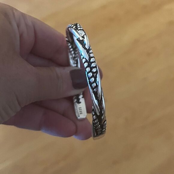 The Santa Fe Open Bangle bracelet in antiqued 925 silver. Unisex - Picture 10 of 14